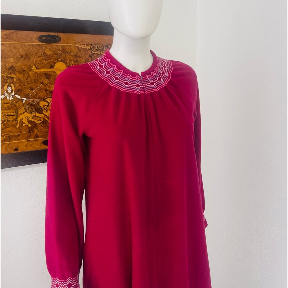 Vanity Fair Burgundy Zip Up Robe/ Housedress With Zig Zag Decoration